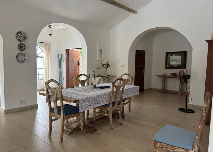 Mwanana House 3 Bedroom Villa Pool, Walk To Beach